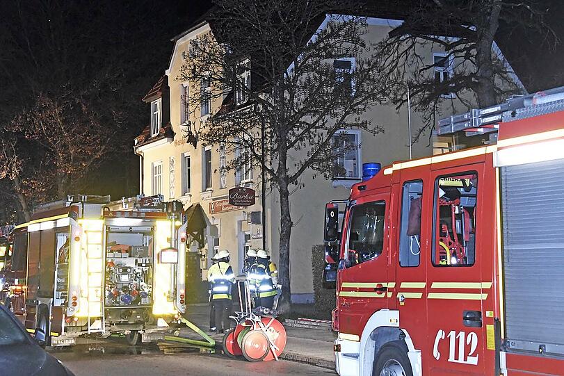 Weiter Bilder vom Feuerwehreinsatz, bei dem fünf Menschen verletzt wurden.