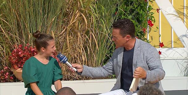 Stefan Mross versucht sich im Gespräch mit Lavinia als Komiker.