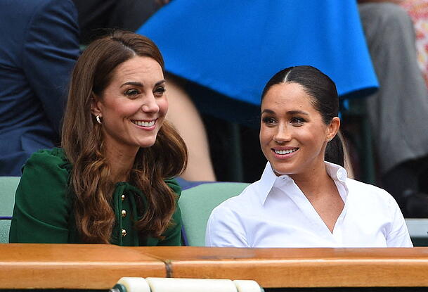 2019 strahlten Prinzessin Kate und Herzogin Meghan gemeinsam in Wimbledon. Doch die beiden ticken völlig unterschiedlich. 2019 strahlten Prinzessin Kate und Herzogin Meghan gemeinsam in Wimbledon. Doch die beiden ticken völlig unterschiedlich.