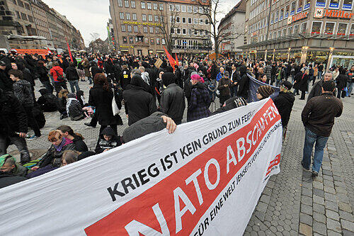 Die Demonstranten forderten die Abschaffung der NATO.