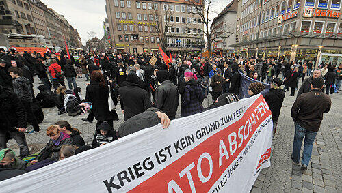 Die Demonstranten forderten die Abschaffung der NATO. Die Demonstranten forderten die Abschaffung der NATO.