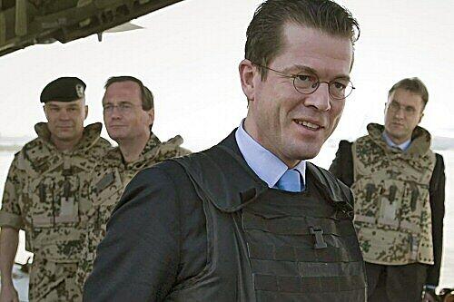 Karl-Theodor zu Guttenberg (CSU) wird in Kabul von Bundeswehrsoldaten begrüßt
