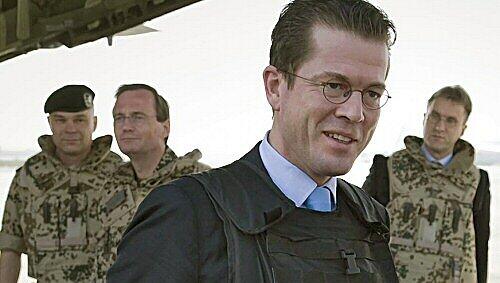 Karl-Theodor zu Guttenberg (CSU) wird in Kabul von Bundeswehrsoldaten begrüßt