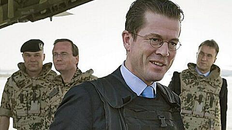 Karl-Theodor zu Guttenberg (CSU) wird in Kabul von Bundeswehrsoldaten begrüßt