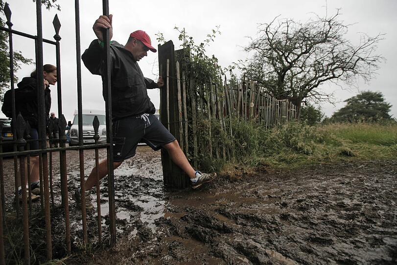 Silverstone im Regen: Starkregen hat die Wiesen um die Rennstrecke komplett unter Wasser gesetzt. Die Bilder.