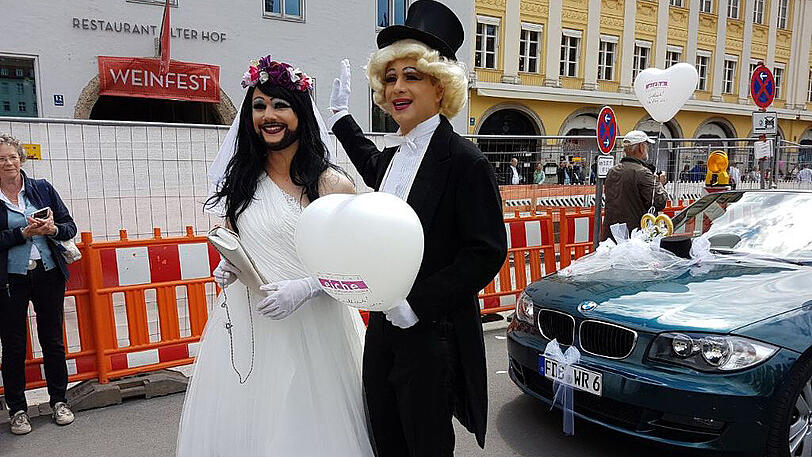 Teilnehmer der traditionellen Parade anlässlich des Christopher Street Day