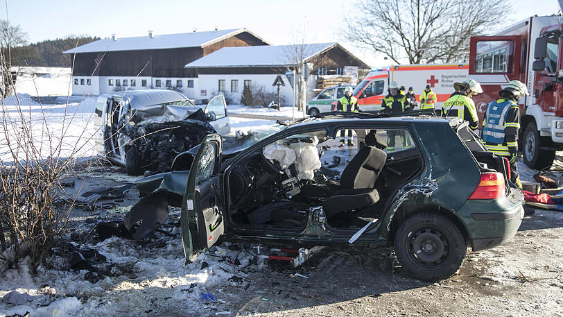 Beide Autos sind vollkommen zerstört, die Fahrer erlitten schwerste Verletzungen. Die Bilder vom Unfallort in Nußdorf.