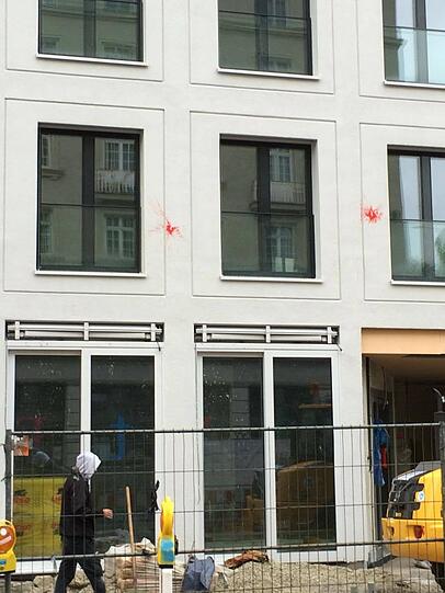 Am Dienstagmorgen werden die letzen Überreste der Farbattacke auf die Glockenbachsuiten beseitigt.