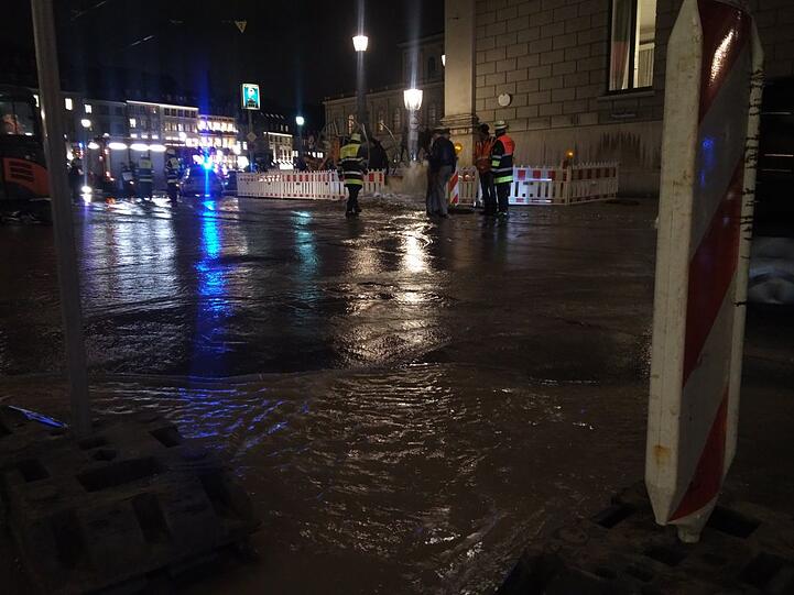 Ein Wasserrohrbruch hat die Maximilianstraße überflutet. Die Bilder.