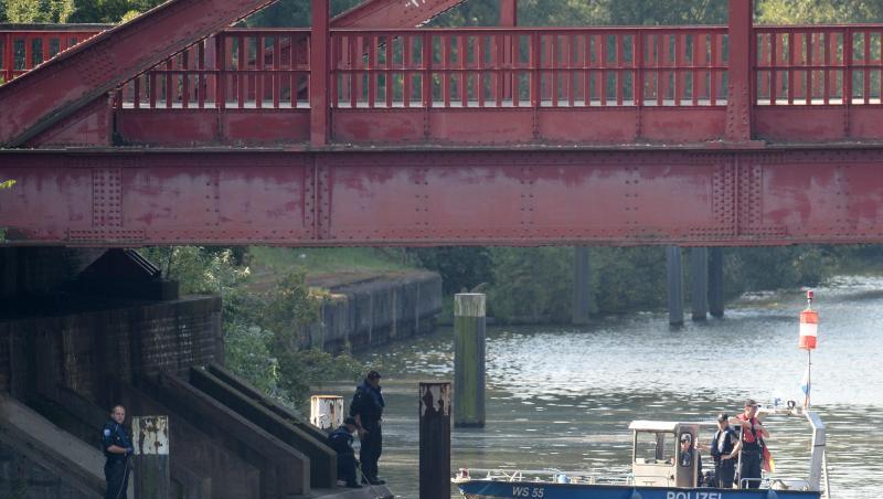 Taucher der Polizei suchen im Tiefstackkanal nach Leichenteilen einer getöteten Prostituierten in Hamburg. Taucher der Polizei suchen im Tiefstackkanal nach Leichenteilen einer getöteten Prostituierten in Hamburg.