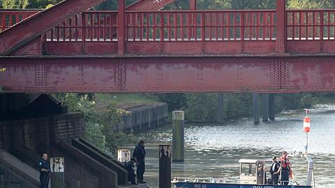 Taucher der Polizei suchen im Tiefstackkanal nach Leichenteilen einer getöteten Prostituierten in Hamburg.