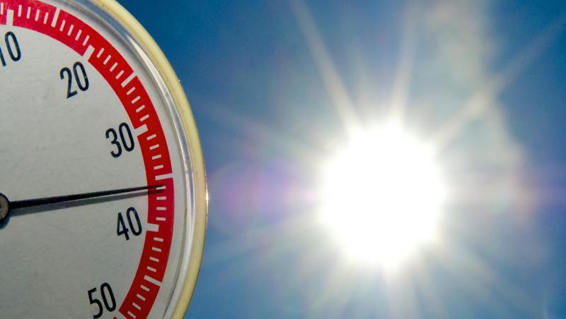 Ein Thermometer zeigt fast 36 Grad Celsius an - im Hintergrund blauer Himmel und Sonne. Foto: Patrick Pleul/Archivbild Ein Thermometer zeigt fast 36 Grad Celsius an - im Hintergrund blauer Himmel und Sonne. Foto: Patrick Pleul/Archivbild