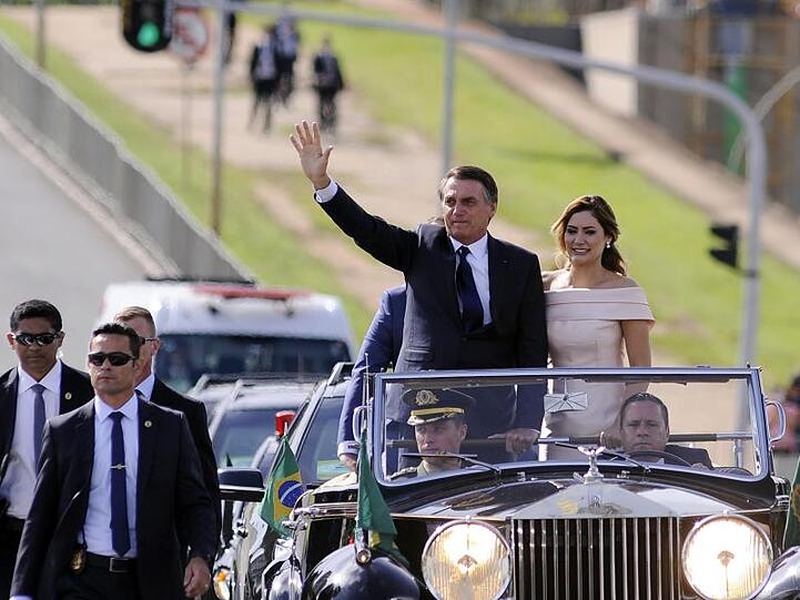 Der ultrarechte Ex-Militär Jair Bolsonaro ist als neuer Präsident Brasiliens vereidigt worden. Hier mit seiner Frau Michelle in einem offenen Wagen in Brasilia.