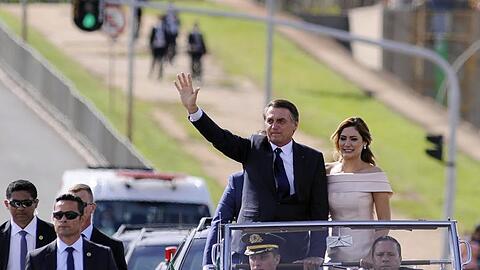 Der ultrarechte Ex-Militär Jair Bolsonaro ist als neuer Präsident Brasiliens vereidigt worden. Hier mit seiner Frau Michelle in einem offenen Wagen in Brasilia.