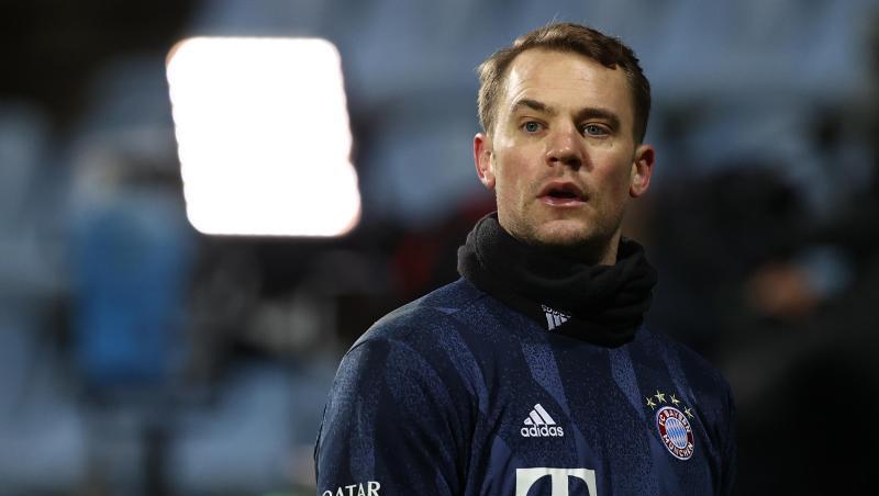 Torwart Manuel Neuer steht auf dem Spielfeld.