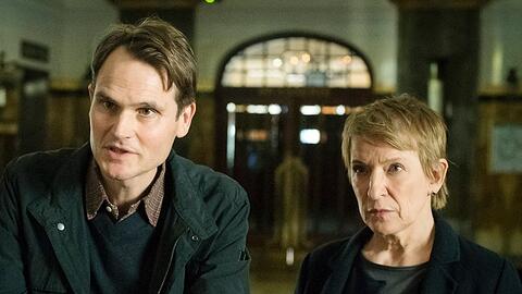 "Tatort: Warum": Kommissar Felix Voss (Fabian Hinrichs) und Kommissarin Paula Ringelhahn (Dagmar Manzel) befragen die Empfangschefin im Hotel.