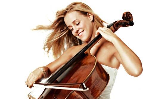 Schön, jung - und eine faszinierende Musikerin: Sol Gabetta mit ihrem Instrument, einem wertvollen Guadagnini von 1759.