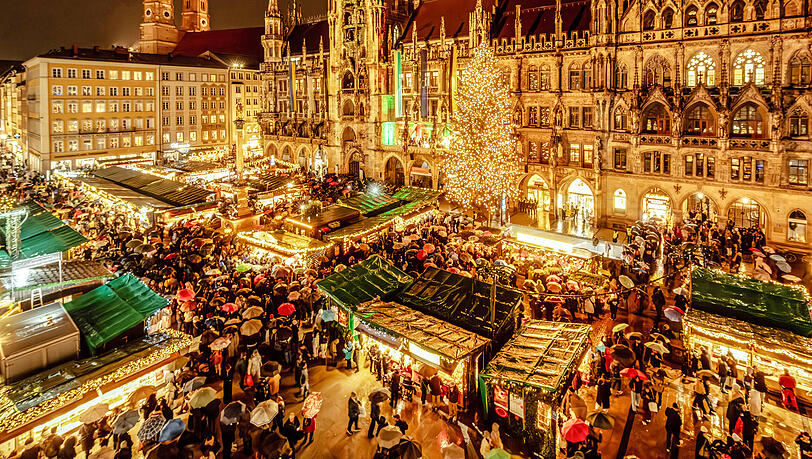 Am Montagabend eröffnete der Christkindlmarkt am Marienplatz offiziell. Trotz Regen drängten sich die Besucherinnen und Besucher vor dem Rathaus zusammen.