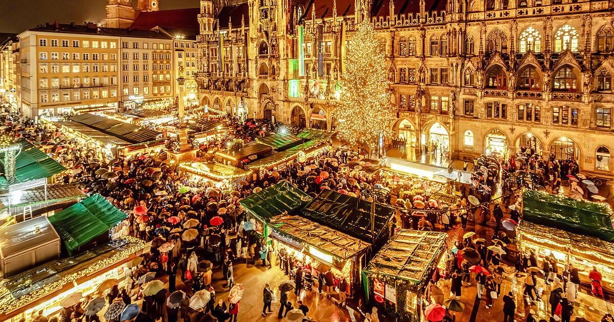 Regen-Gl-hwein-und-festliche-Stimmung-am-Marienplatz
