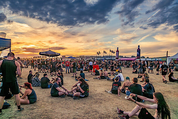 Metal-Fans beim Summer-Breeze Open-Air-Festival in Dinkelsb&uuml;hl. Bis zu 45.000 Menschen reisen f&uuml;r das viert&auml;gige Heavy-Metal-Spektakel im August an und campen auf dem Gel&auml;nde.(Archivbild 2024)