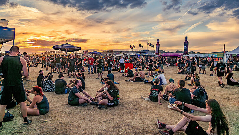 Metal-Fans beim Summer-Breeze Open-Air-Festival in Dinkelsb&uuml;hl. Bis zu 45.000 Menschen reisen f&uuml;r das viert&auml;gige Heavy-Metal-Spektakel im August an und campen auf dem Gel&auml;nde.(Archivbild 2024)