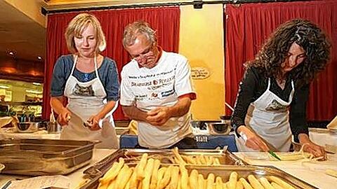 Das AZ-Team in Aktion: Redakteurin Kathrin Esberger, Herbert Strobel und Meike Schlirf (v. li.) ließen die Finger flitzen.