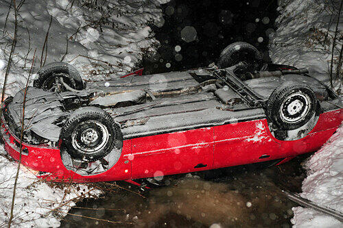 Kopfüber landete dieser Audi in Amberg im Bach. Der betrunkene Fahrer erlitt nur Schürfwunden.