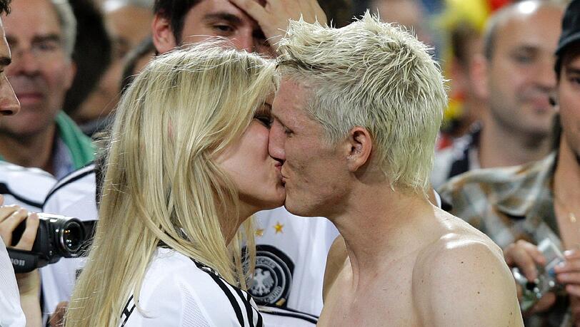 Er: Fußball-Star. Sie: Model. Okay, diese Kombi ist nicht wirklich originell, aber bei diesen beiden funktioniert’s tatsächlich.Bastian Schweinsteiger(26) und Sarah Brandner(22) sind seit 2007 zusammen glücklich. Er: Fußball-Star. Sie: Model. Okay, diese Kombi ist nicht wirklich originell, aber bei diesen beiden funktioniert’s tatsächlich.Bastian Schweinsteiger(26) und Sarah Brandner(22) sind seit 2007 zusammen glücklich.