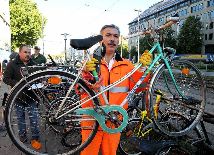 Schon 2011 hatten die Mitarbeiter der Stadt bei der Entsorgung der Schrott-Radl im Stadtgebiet jede Menge zu tun - die Bilder aus dem letzten Jahr.