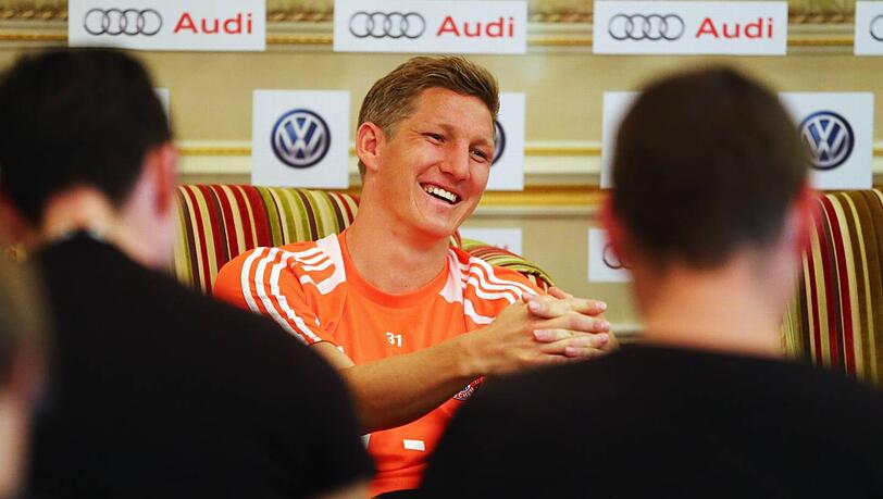 Bastian Schweinsteiger beim Pressetalk in Doha, Katar. Der FC Bayern verbringt dort sein Trainingslager. Bastian Schweinsteiger beim Pressetalk in Doha, Katar. Der FC Bayern verbringt dort sein Trainingslager.