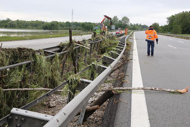 Schwere Hochwasser-Schäden an der A8. Die Bilder zum Durchklicken.
