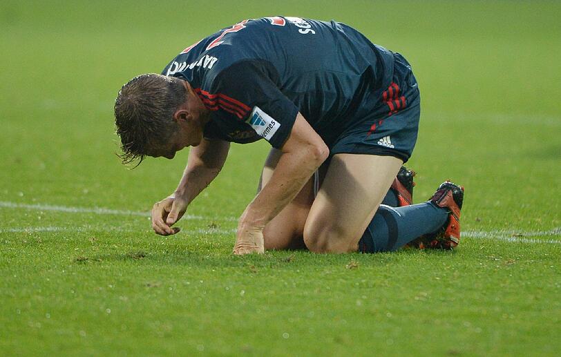 Bastian Schweinsteiger mit schmerzverzerrtem Gesicht: Der Bayern-Star wurde beim 1:1 gegen Freiburg ausgewchselt. Die Bilder.