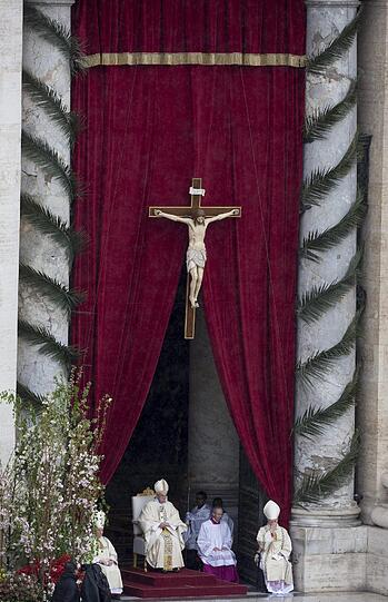 Papst Franziskus feiert mit Tausenden Pilgern die traditionelle Ostermesse auf dem Petersplatz in Rom