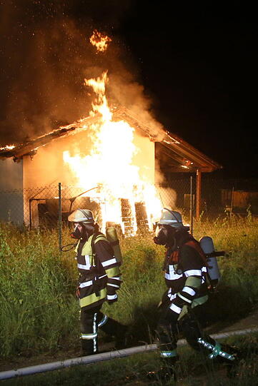 Feuerwerklager in Altötting abegbrannt: Die Bilder vom Feuerwehreinsatz.