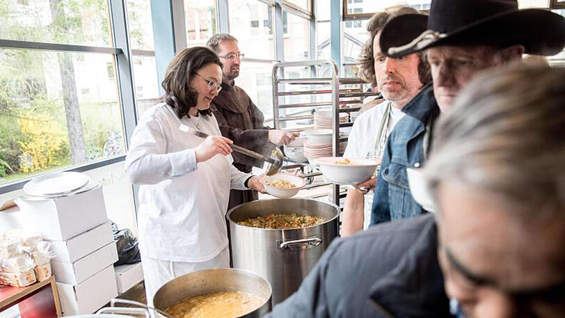 Ministerin Nahles in einer Suppenküche der Franziskaner in Berlin. Laut Nahles gibt es eine "verfestigte Ungleichheit bei den Vermögen".