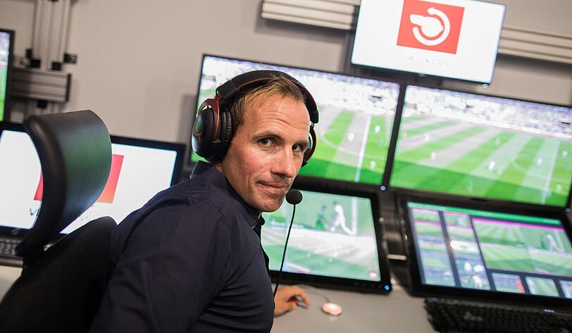 Der Schiedsrichter Sascha Stegemann in einem Videoassistcenter vor Monitoren, die Spielszenen zeigen. Die Videoassistenten sollen mit Beginn der neuen Bundesligasaison das Schiedsrichter-Gespann auf dem Feld bei strittigen Entscheidungen unterstützen. Foto: Rolf Vennenbernd