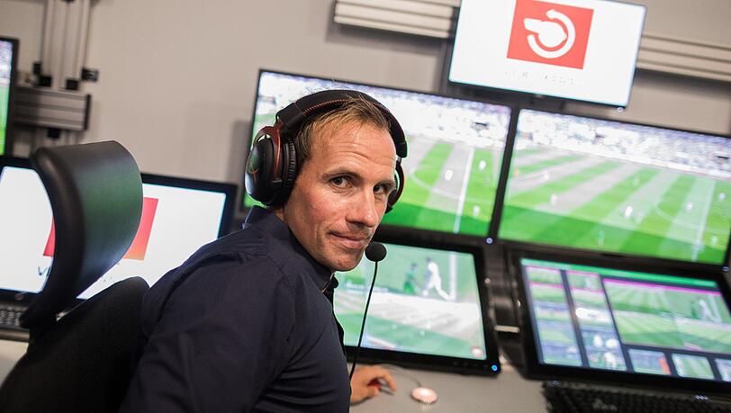 Der Schiedsrichter Sascha Stegemann in einem Videoassistcenter vor Monitoren, die Spielszenen zeigen. Die Videoassistenten sollen mit Beginn der neuen Bundesligasaison das Schiedsrichter-Gespann auf dem Feld bei strittigen Entscheidungen unterstützen. Foto: Rolf Vennenbernd Der Schiedsrichter Sascha Stegemann in einem Videoassistcenter vor Monitoren, die Spielszenen zeigen. Die Videoassistenten sollen mit Beginn der neuen Bundesligasaison das Schiedsrichter-Gespann auf dem Feld bei strittigen Entscheidungen unterstützen. Foto: Rolf Vennenbernd