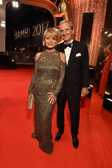 Top: Uschi Glas (hier mit Dieter Hermann) begeistert in einem Häkelkleid
