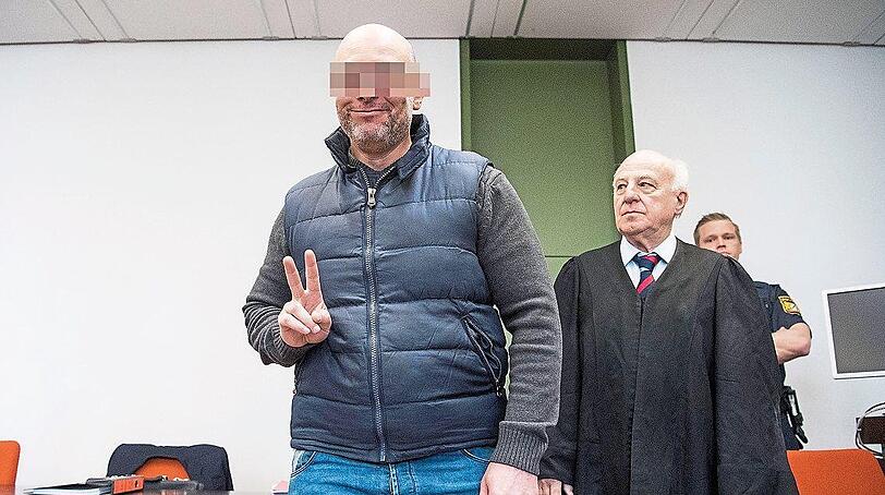 Beim Prozessbeginn: der wegen dreifachen Mordes angeklagte Mohamed E. und sein Anwalt Walter Lechner.
