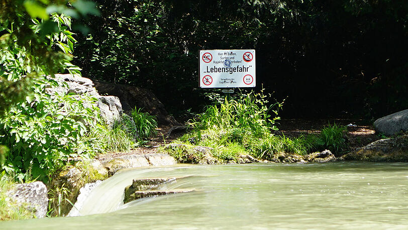 Etliche Warnschilder am Eisbach weisen auf die bestehende Lebensgefahr hin.