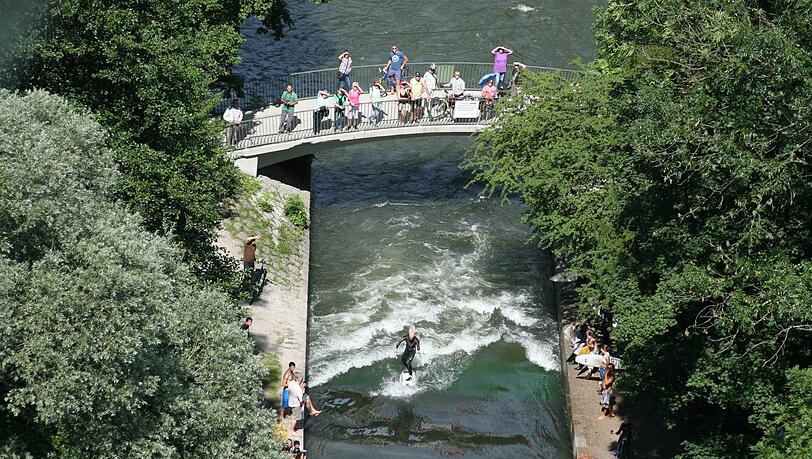 Laut OB Dieter Reiter sollen Surfer an der Floßlände bald wieder ihrem Sport nachgehen können. Laut OB Dieter Reiter sollen Surfer an der Floßlände bald wieder ihrem Sport nachgehen können.