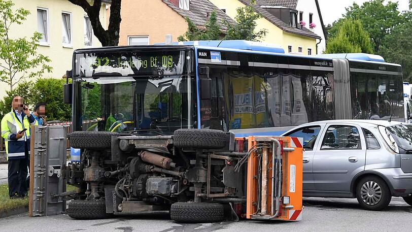 Beim Unfall in der Truderinger Straße kollidierten ein Bus mit einem Opel Corsa. Ein Klein-Lkw konnte nicht mehr rechtzeitig ausweichen und kippte auf die Seite.