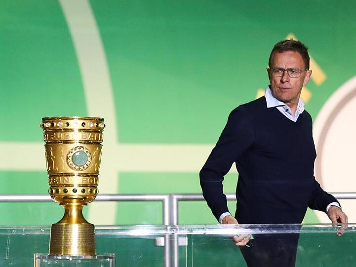 Leipzigs Trainer Ralf Rangnick wirft einen Blick auf den DFB-Pokal.