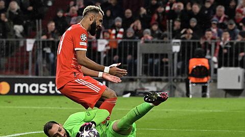 Eric Maxim Choupo-Moting (oben) hat das Nachsehen gegen PSG-Keeper Gianluigi Donnarumma..