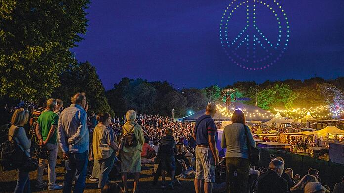 Ein Friedenszeichen im Himmel - und auf dem Sommertollwood-Festival singen Tausende mit. Das könnte ein Gänsehaut-Moment werden.