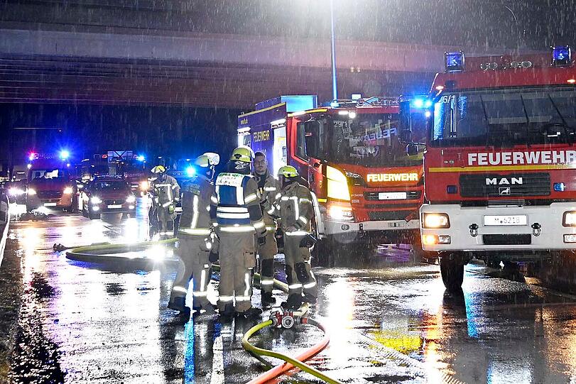 Auf der A99 bei München fängt ein niederländischer Bus auf der Fahrt nach Österreich zu brennen an. Die schnelle Reaktion des Busfahrers verhindert möglicherweise Schlimmeres.