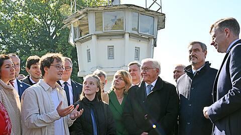 Am einstigen Grenzstreifen informiert sich der Bundespräsident (3. von rechts) über das Deutsch-Deutsche Museum Mödlareuth.
