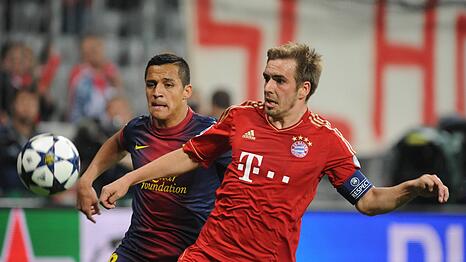 Goldenes Design, goldene Zeiten: Ein Leak des neuen Bayern-Trikots soll an die glorreiche Triple-Saison 2012/13 um Kapit&auml;n Philipp Lahm (r.) ankn&uuml;pfen.