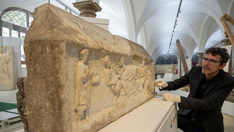 Augsburgs Stadtarchäologe Sebastian Gairhos zeigt ein römisches Grabrelief, das Ende des Jahres bei einer großen Ausstellung in Rom präsentiert werden soll. (Archivbild) Augsburgs Stadtarchäologe Sebastian Gairhos zeigt ein römisches Grabrelief, das Ende des Jahres bei einer großen Ausstellung in Rom präsentiert werden soll. (Archivbild)