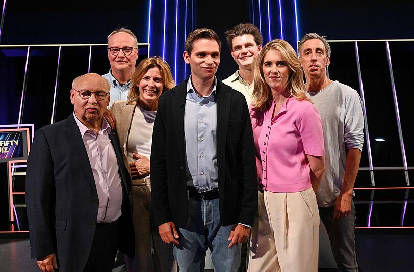In der ersten Ausgabe von "Das Fifty-Fifty-Quiz" empf&auml;ngt Fabian K&ouml;ster (Mitte) einige "heute-show"-Kolleginnen und-Kollegen (von links): Hans-Joachim Heist, Oliver Welke, Valerie Niehaus, Lutz van der Horst, Katjana Gerz und Alexander Schubert.